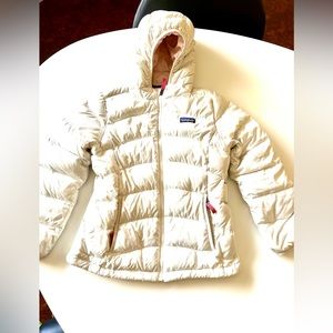 Patagonia Girls Kids’ Hi-Loft Down Sweater Hoody, size Medium (10) Ivory
